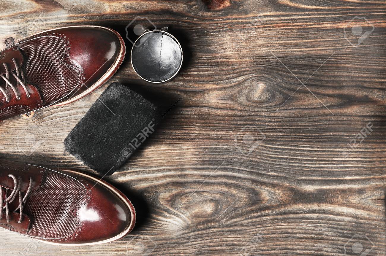 研磨機のテーブルの上の革の靴 手作りのファッション靴 ワックス 木製の背景 の写真素材 画像素材 Image