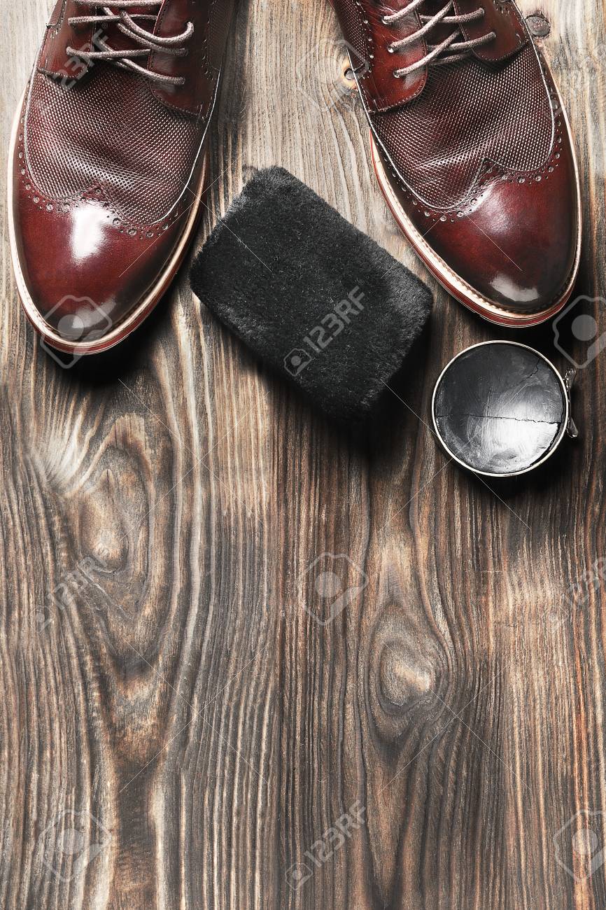 研磨機のテーブルの上の革の靴 手作りのファッション靴 ワックス 木製の背景 の写真素材 画像素材 Image