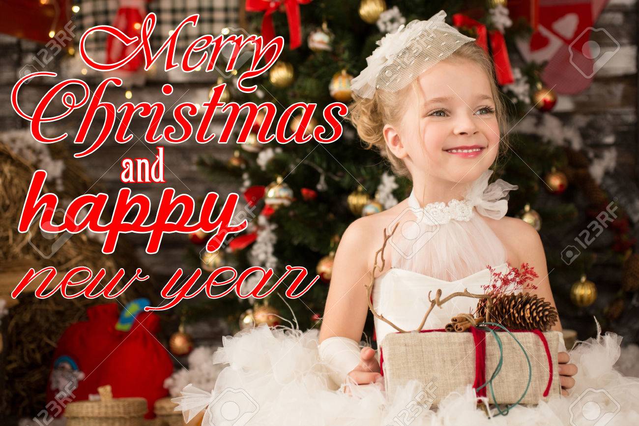 ホワイト クリスマス ドレスかわいい美しい少女は クリスマス プレゼントを取っています 彼女は 彼女の頭の白いボイルです 背景にクリスマス ツリーがあります ビンテージの休日カードまたは招待状 クリスマス カード の写真素材 画像素材 Image ホワイト クリスマス ドレスかわいい美しい少女は クリスマス プレゼントを取っています 彼女は 彼女の頭の白いボイルです 背景にクリスマス ツリーがあります ビンテージの休日カードまたは招待状 クリスマス カード の写真素材 画像素材 Image