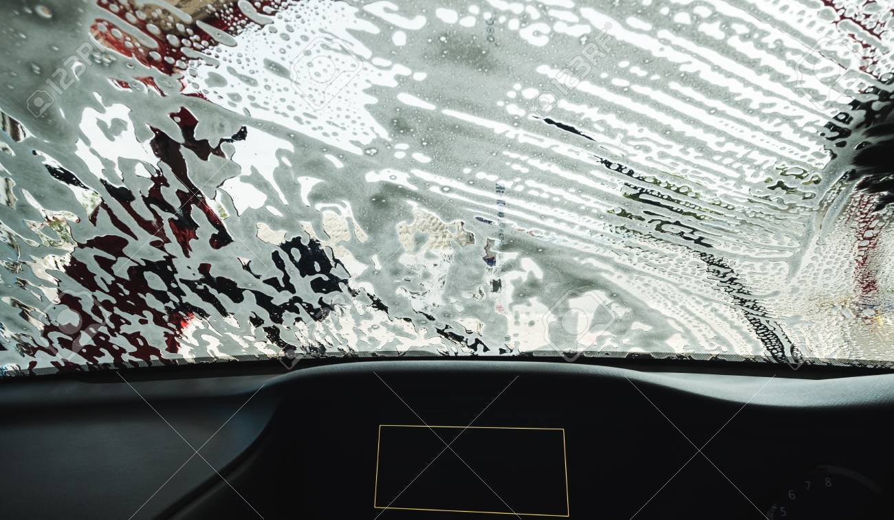 見る現代の車のフロント ガラス スクリーンを洗浄 内部 の写真素材 画像素材 Image