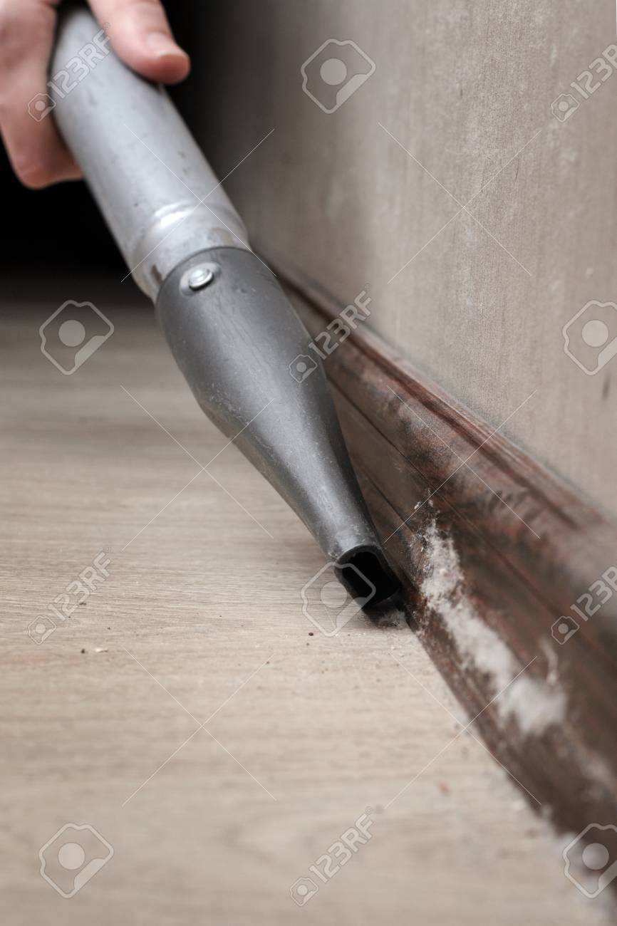 蓄積したほこりを掃除機で掃除します 家の床の汚れを掃除する女性 の写真素材 画像素材 Image