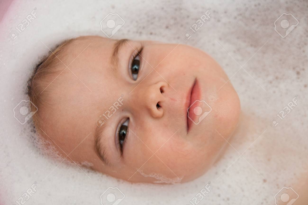 シャンプーの泡で赤ちゃん顔 の写真素材 画像素材 Image