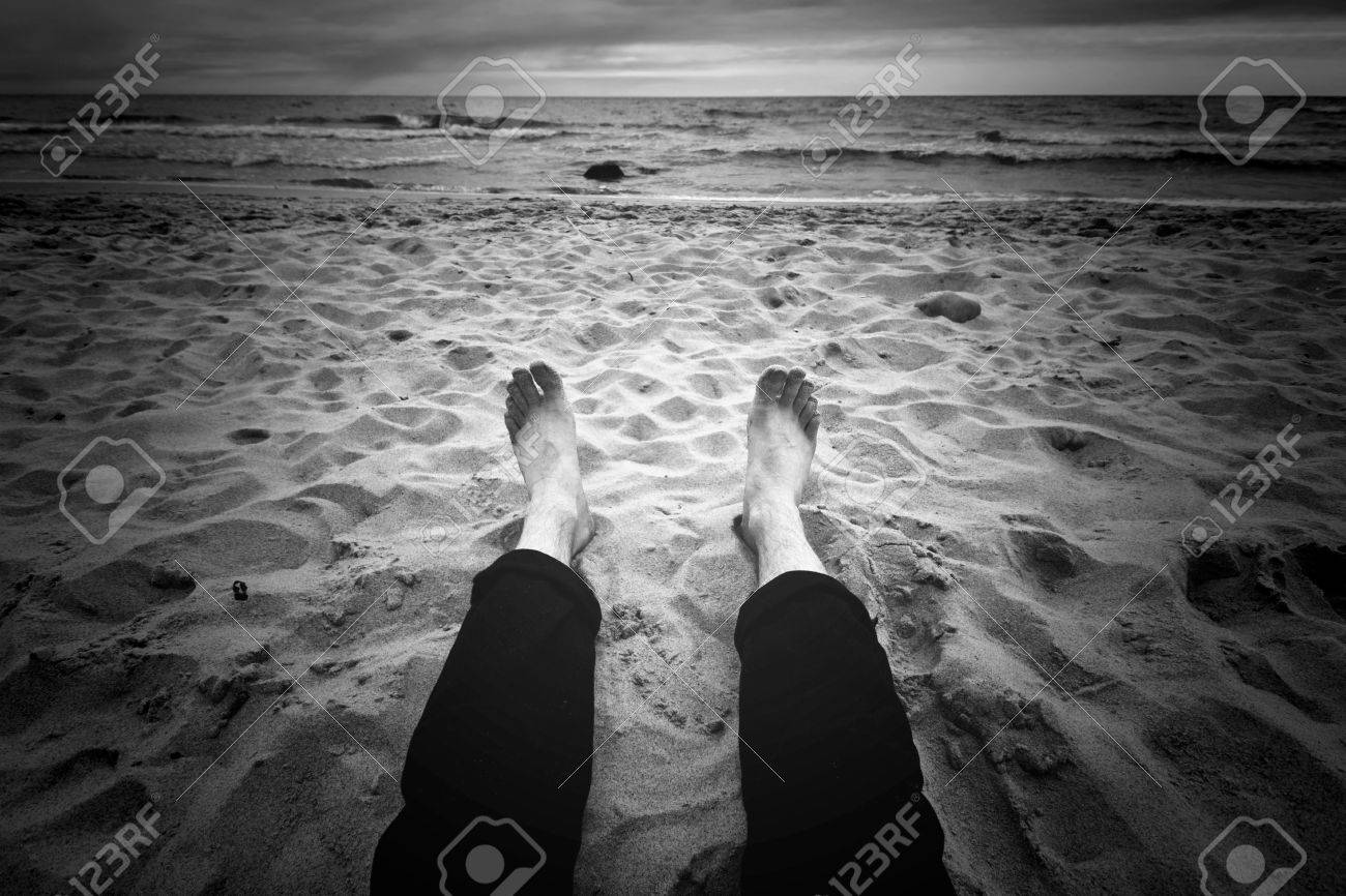 Destination Lieu Lhomme Assis Sur La Plage Sombre Près De Locéan Image En Noir Et Blanc