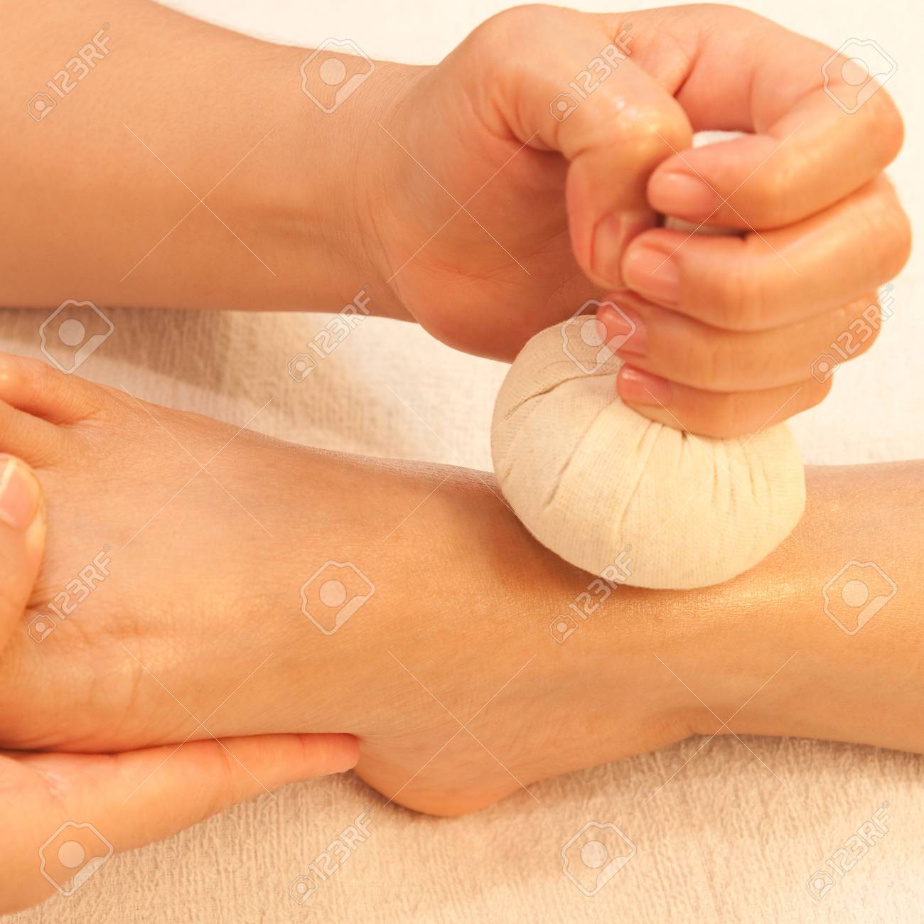 リフレクソロジー足裏マッサージ スパ足のボール ハーブ タイでの治療 の写真素材 画像素材 Image