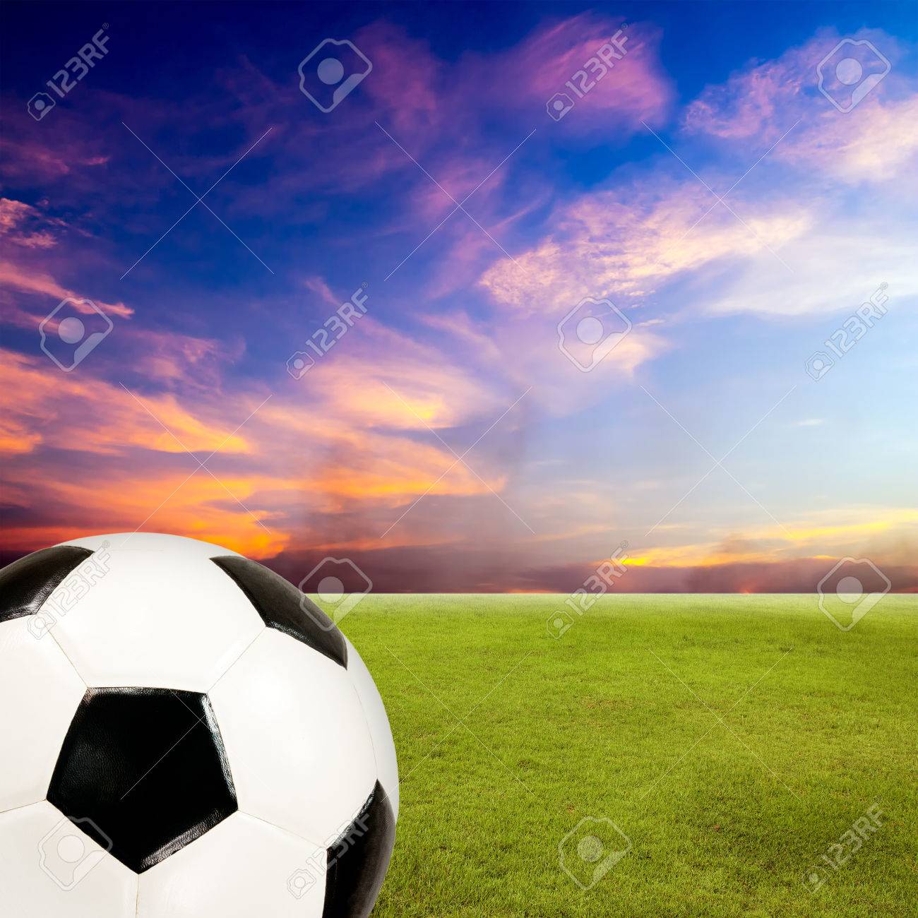 夕焼け空の背景に緑の芝生のフィールドでサッカー ボール の写真素材 画像素材 Image