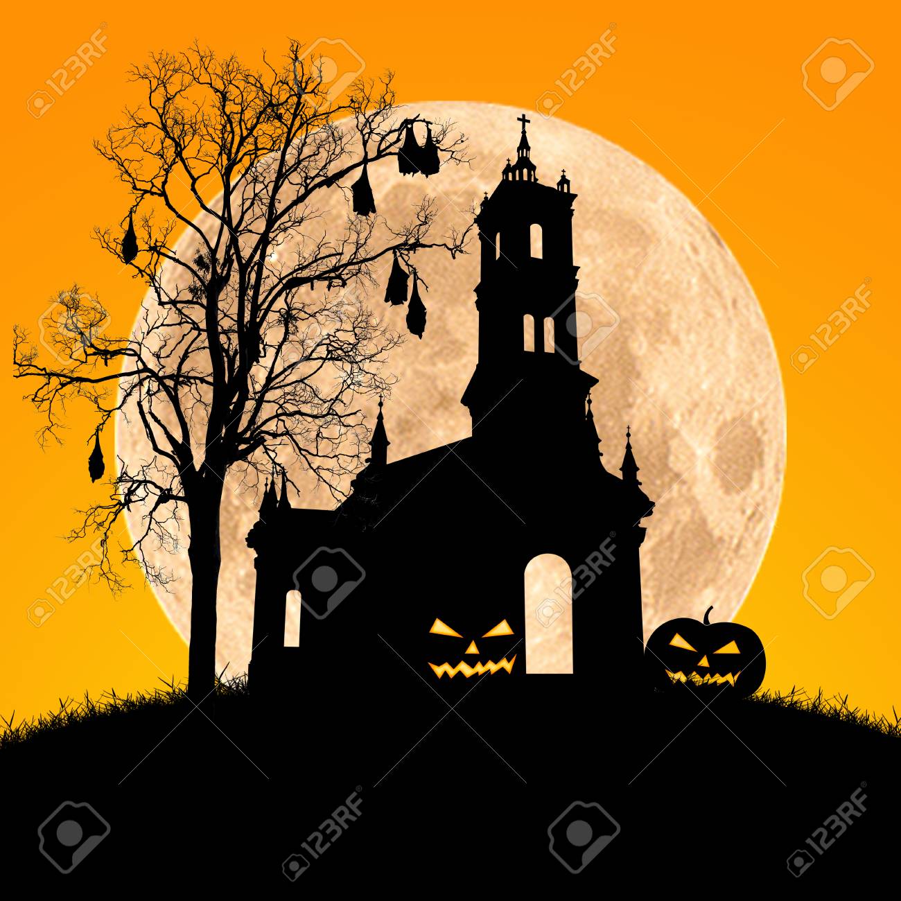 ハロウィーンの夜 教会と月面のバットで黒の枯れ木のシルエット の写真素材 画像素材 Image