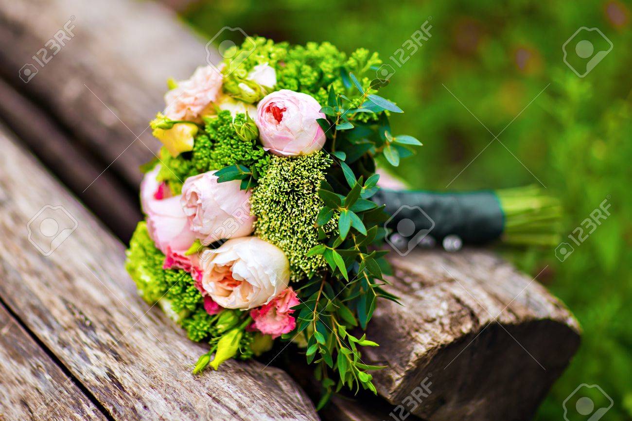 ウェディング ブーケ ブライダル ブーケ さまざまな色の美しい花束 の写真素材 画像素材 Image