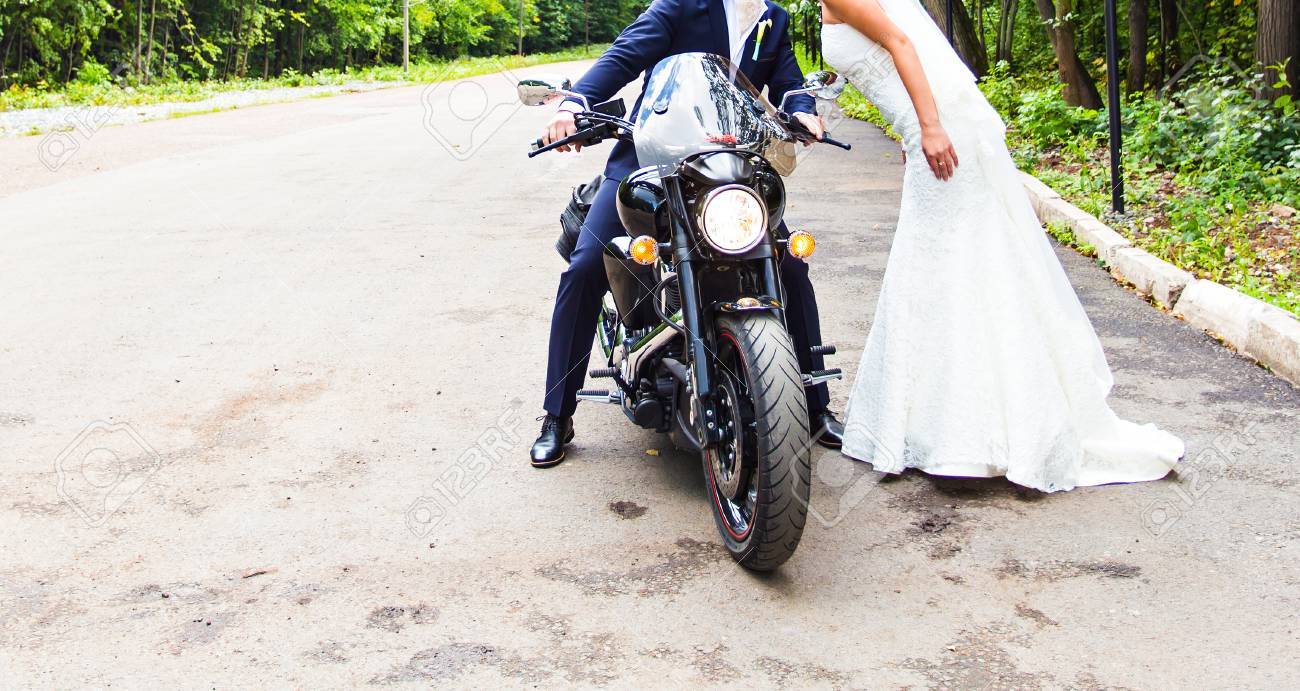 バイクで楽しんで幸せな結婚式のカップル の写真素材 画像素材 Image バイクで楽しんで幸せな結婚式のカップル の写真素材 画像素材 Image