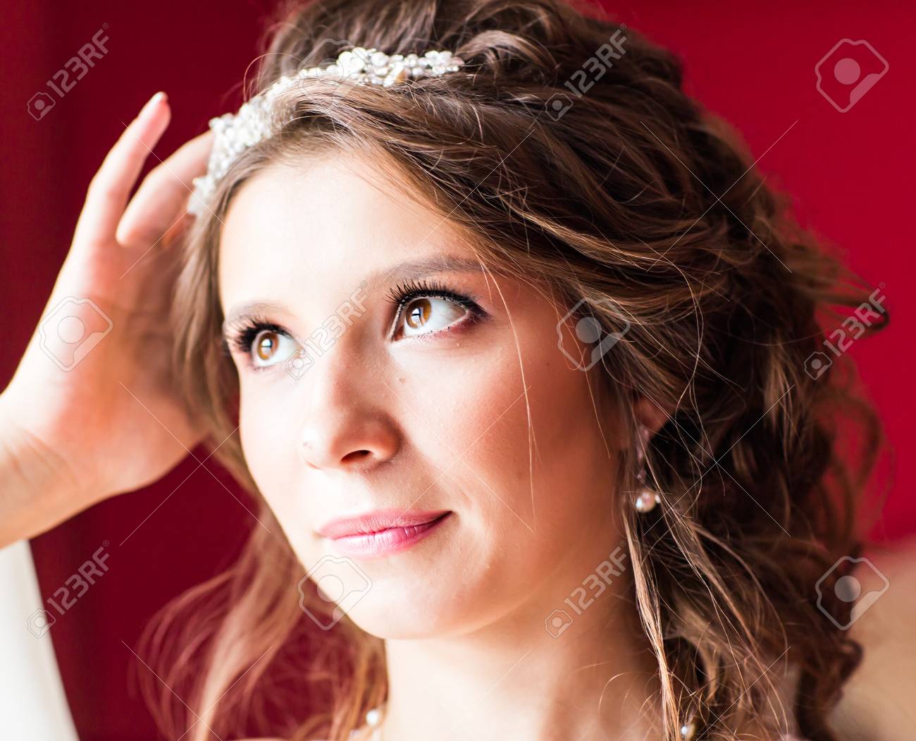 Belle Jeune Mariée Avec Coiffure De Mariage De La Mode