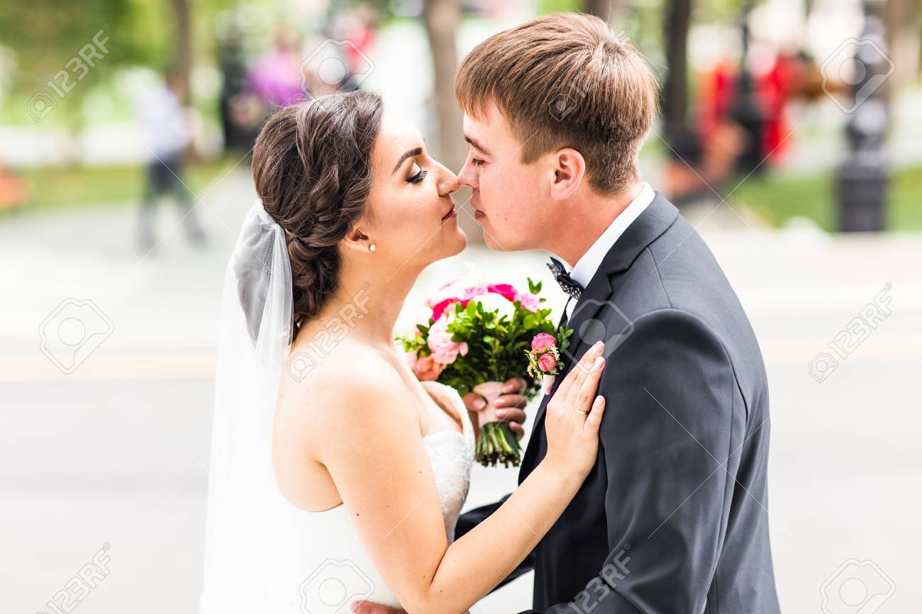 Schliessen Sie Herauf Portrat Des Kussens Von Hochzeitspaaren Lizenzfreie Fotos Bilder Und Stock Fotografie Image