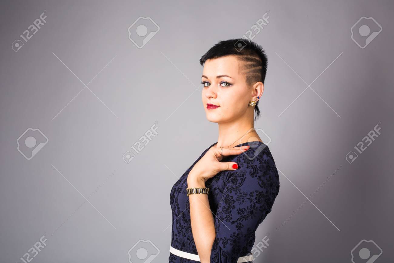 Portrait De Jeune Femme Belle Avec Coupe De Cheveux Courte élégante Sur Fond Gris