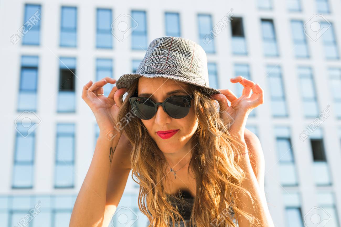 かわいい流行の服を着て 街を歩いて若いスタイリッシュな流行に敏感な女性の夏の日当たりの良いライフ スタイル ファッション ポートレート笑みを浮かべて彼女の週末をお楽しみください の写真素材 画像素材 Image