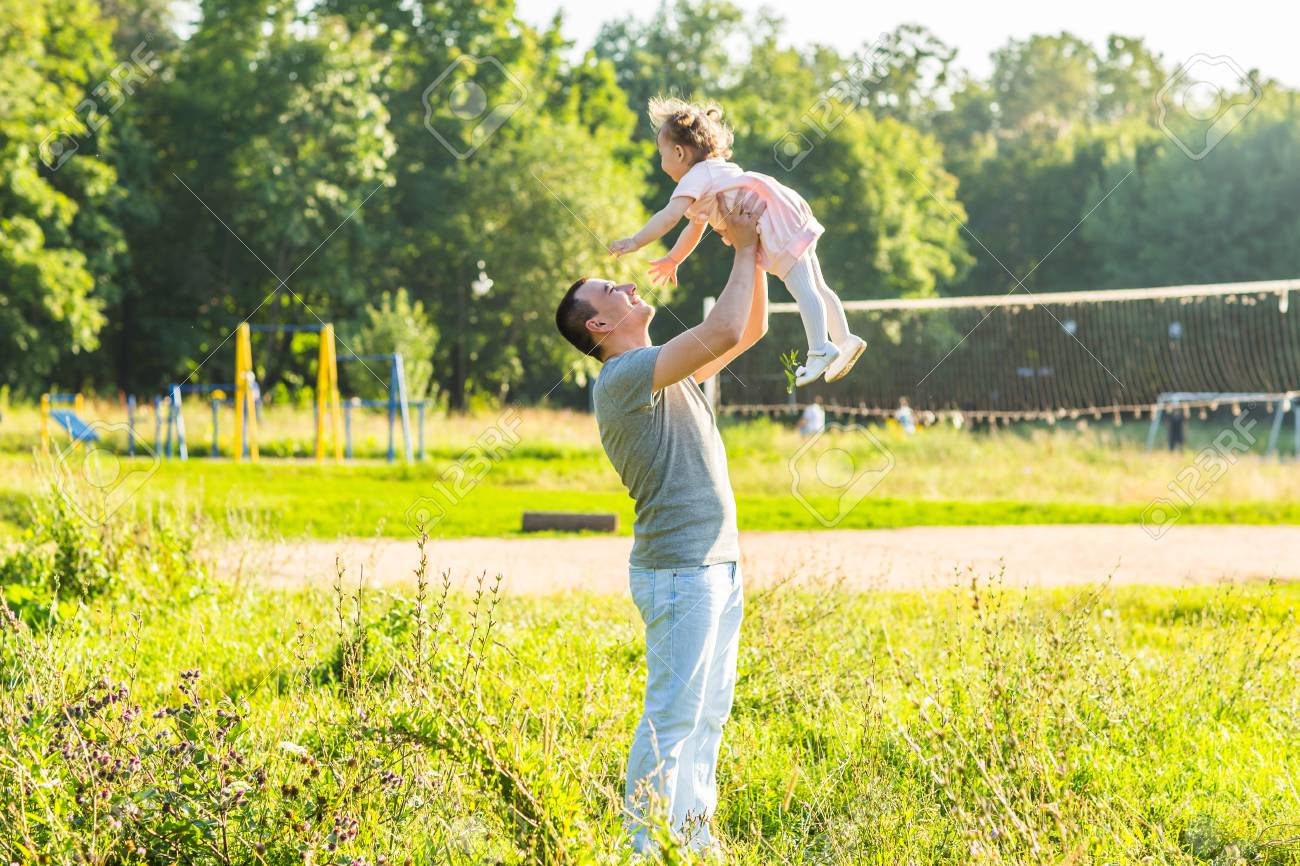 Raza Mixta Padre E Hija Bebe Jugando En El Parque Fotos Retratos Imagenes Y Fotografia De Archivo Libres De Derecho Image