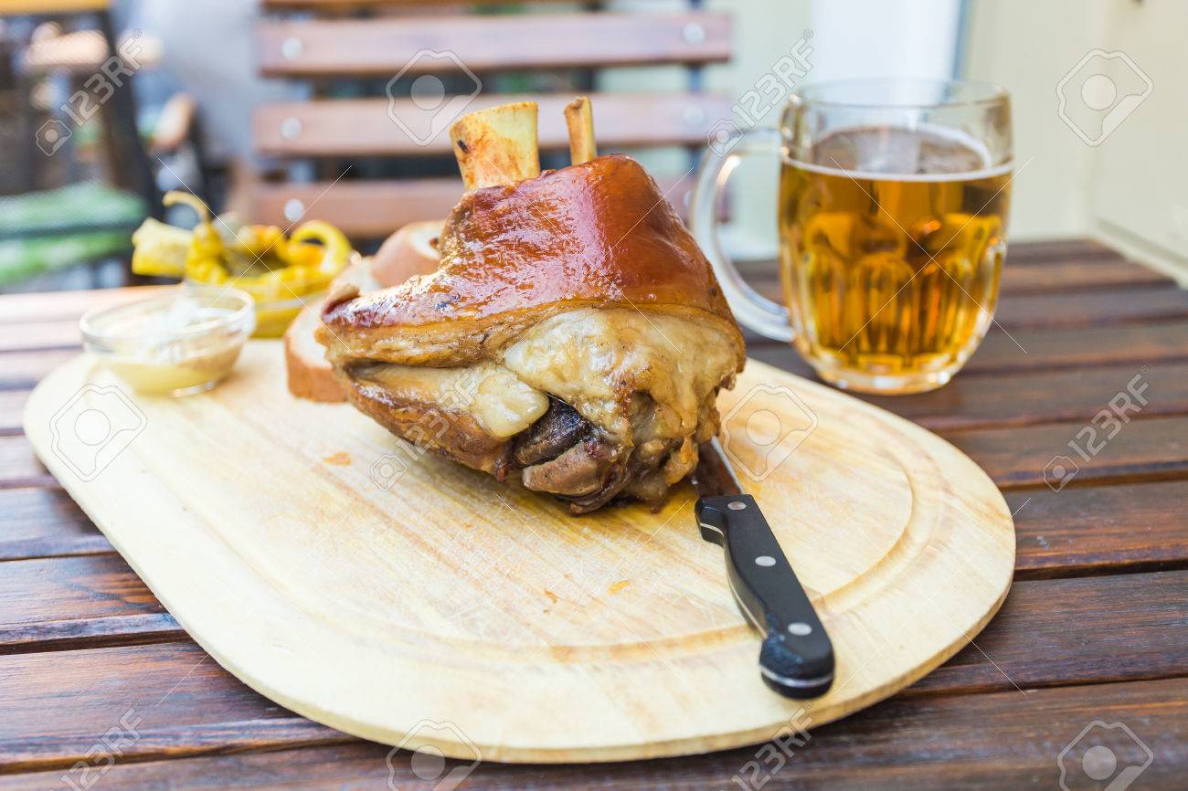 ロースト ポーク ナックル パン 木製のまな板で野菜とアイスバイン の写真素材 画像素材 Image