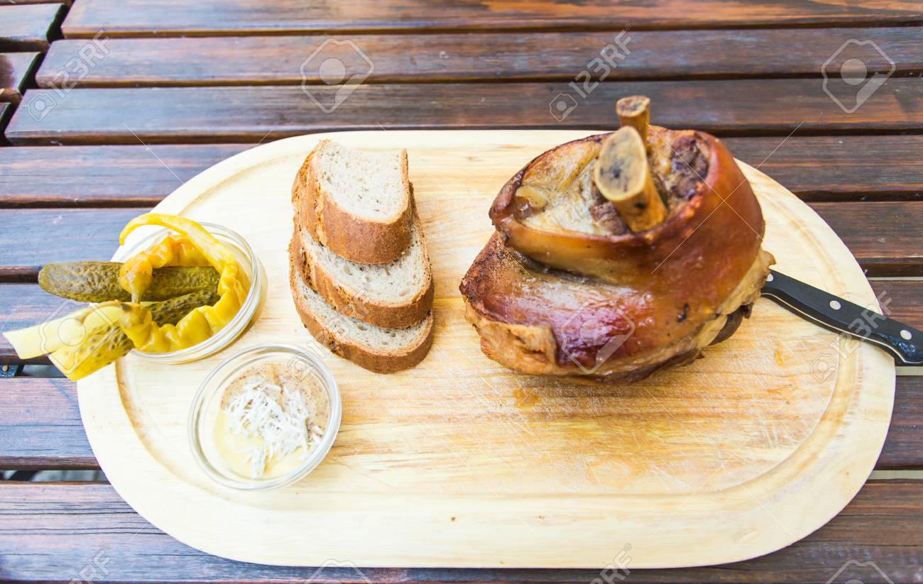 パンと木製のまな板 トップ ビューで野菜ロースト豚肉ナックル アイスバイン の写真素材 画像素材 Image