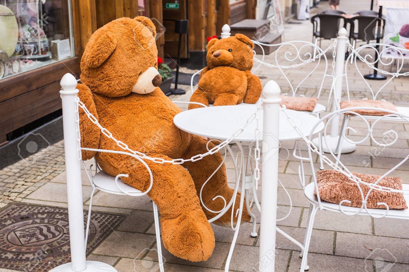 クマのぬいぐるみとイス カフェの椅子に座っているクマのぬいぐるみの写真素材・画像素材 Image