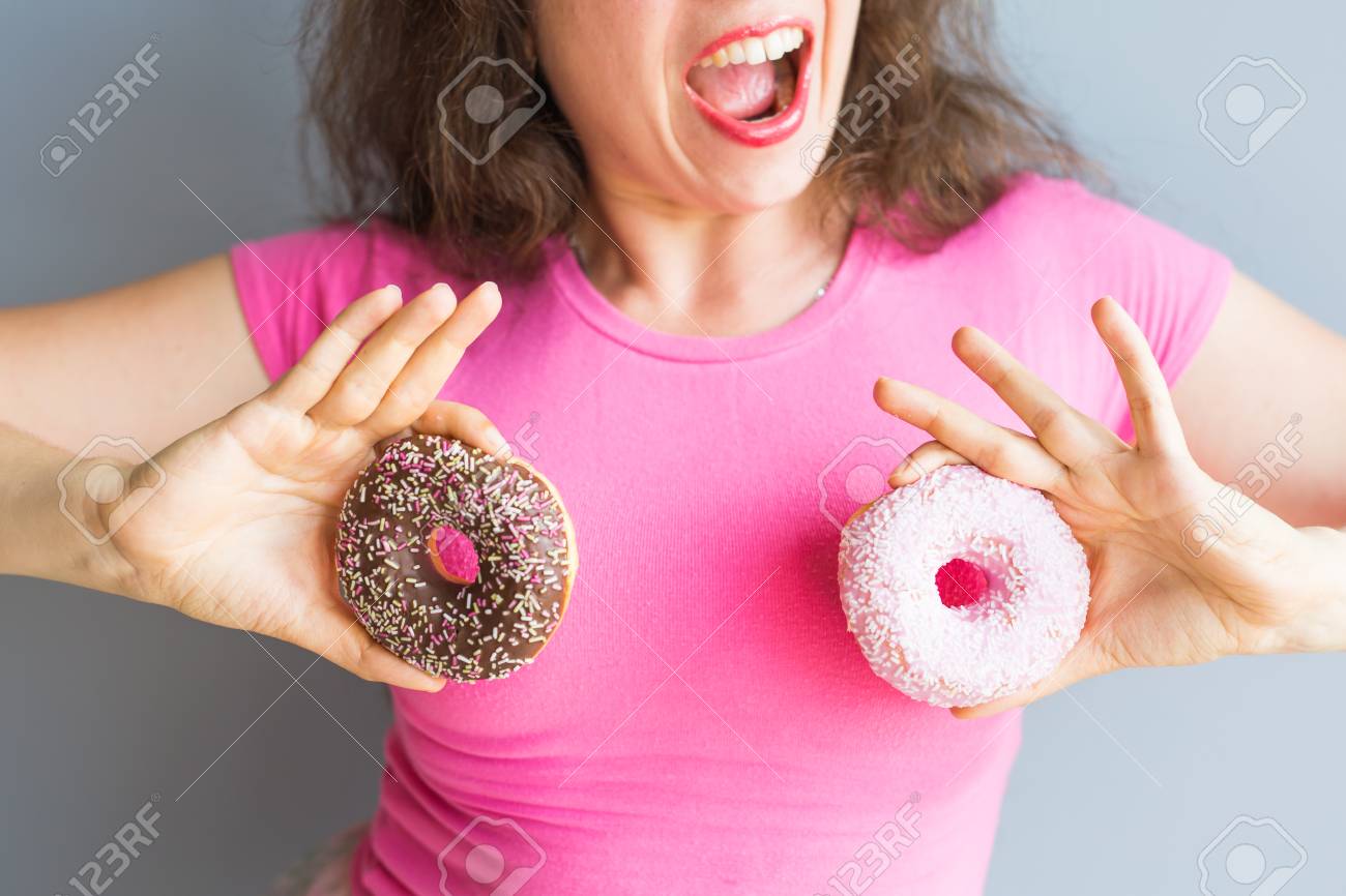 Téléchargement gratuit Images Fille De Beaute Prenant Des Beignets Colores Femme Joyeuse Drole actualisé par