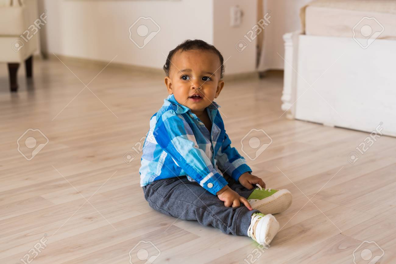 Petite Tente D 39 Enfant Pour Mettre Sur Ses Chaussures Bebe Fille Metisse Avec Des Chaussures Banque D Images Et Photos Libres De Droits Image