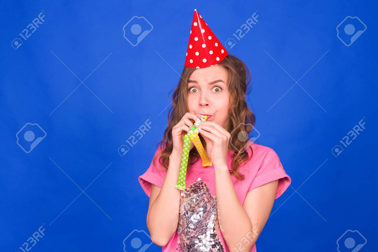 青色の背景に笛を吹いて誕生日キャップで面白い若い女性 の写真素材 画像素材 Image 青色の背景に笛を吹いて誕生日キャップで面白い若い女性 の写真素材 画像素材 Image