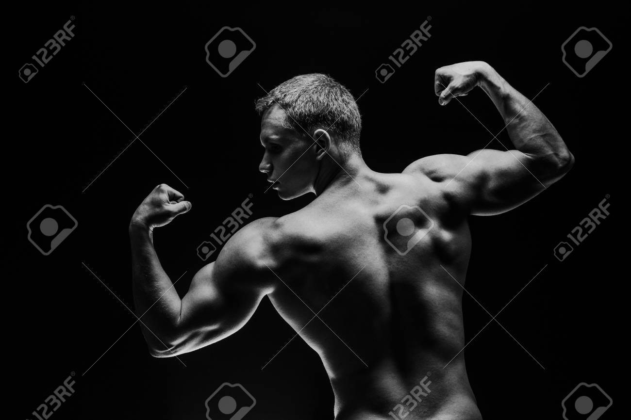 閉じるスポーツのマン筋背面黒の背景上に分離の写真素材・画像素材 Image 38483945