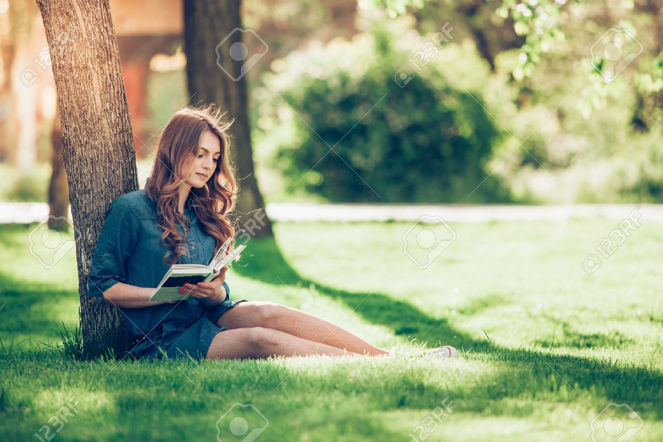 Girl reading a book in park, woman, green - 40069383 Girl reading a book in park, woman, green - 40069383