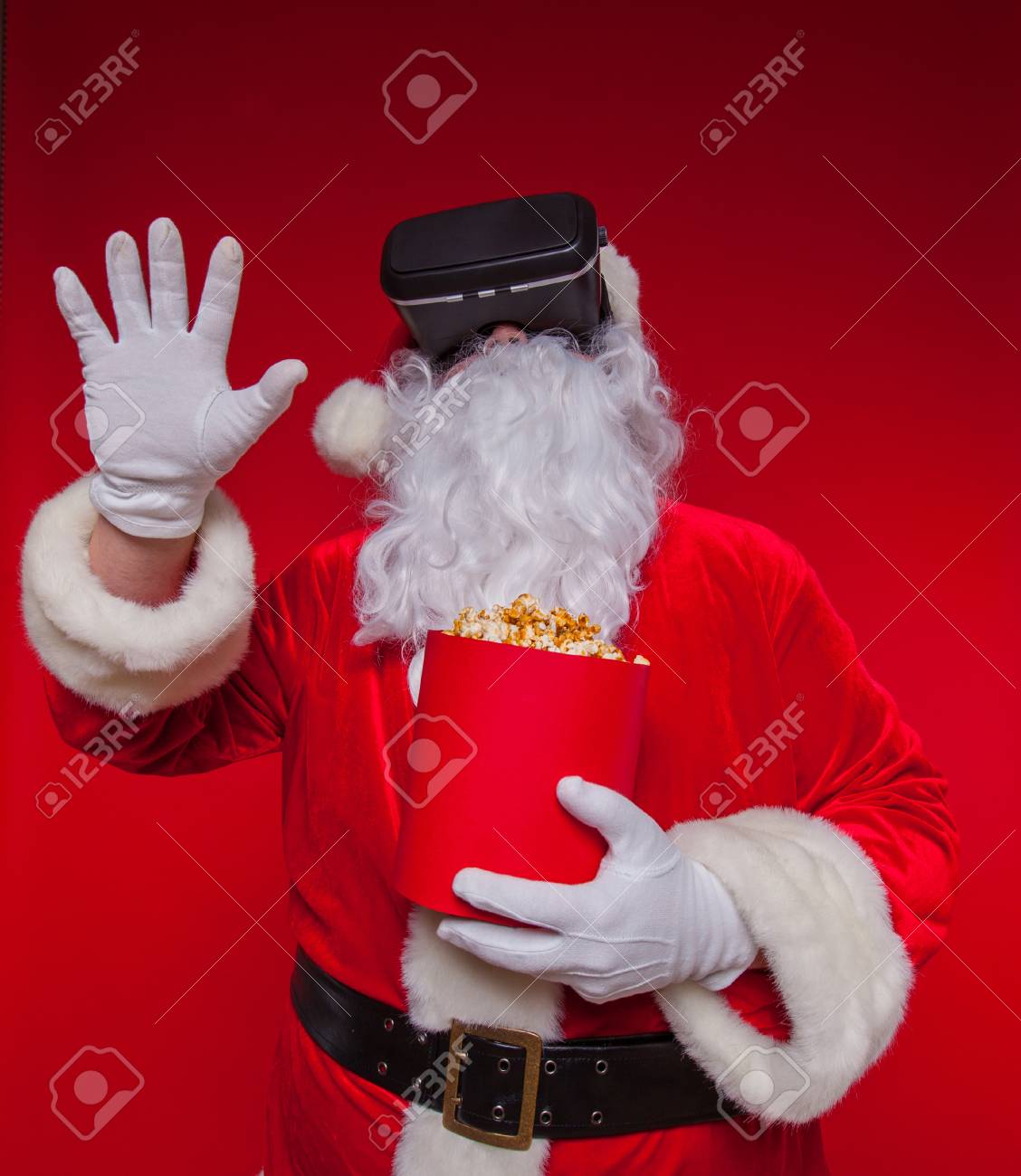 Babbo Natale Virtuale.Immagini Stock Babbo Natale Con Gli Occhiali Di Protezione Di Realta Virtuale E Un Secchio Rosso Con Popcorn Su Uno Sfondo Rosso Natale Image 88672551