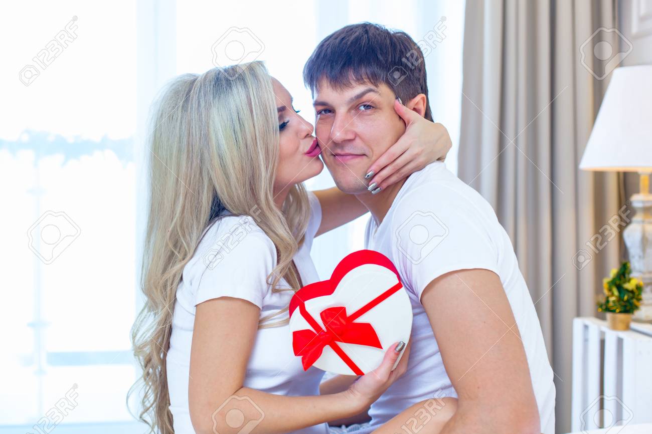 Jeune Couple Heureux Couche Dans Son Lit Homme Hispanique Donner Femme Surprise Enveloppe Present Avec Ruban Anniversaire Celebration Amoureux Dans Chambre Banque D Images Et Photos Libres De Droits Image