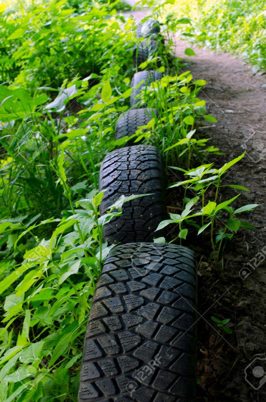 Waldweg Starken Mit Alten Pkw Altreifen Interessante Dekoration Natur Verschmutzung Lizenzfreie Fotos Bilder Und Stock Fotografie Image 14438021