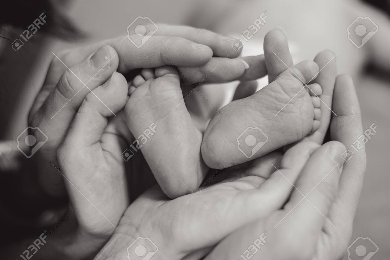 Pies De Bebe En Las Manos De Las Madres Blanco Y Negro Fotos Retratos Imagenes Y Fotografia De Archivo Libres De Derecho Image