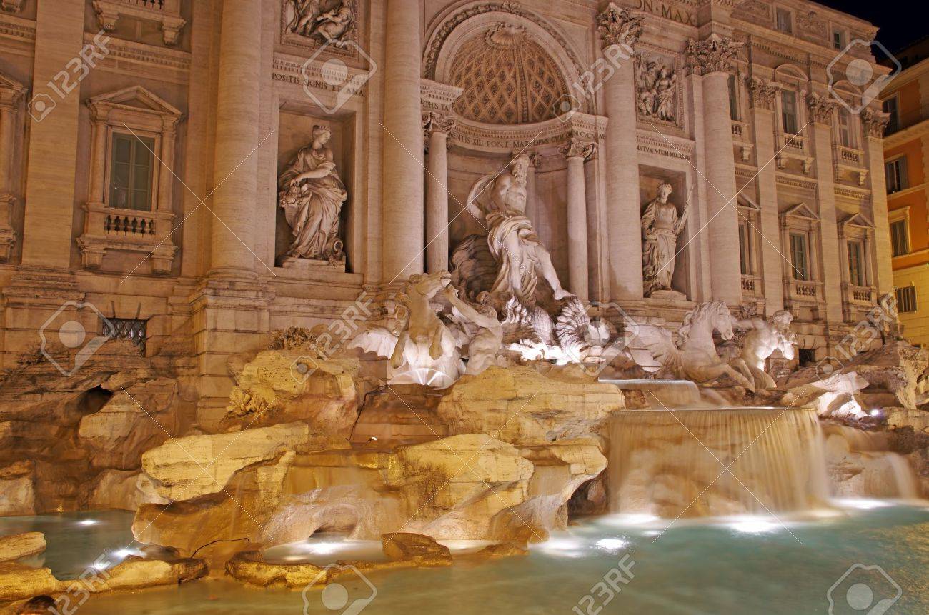 Fontana Di Trevi La Fontaine De Trevi Scene De Nuit A Rome Banque D Images Et Photos Libres De Droits Image