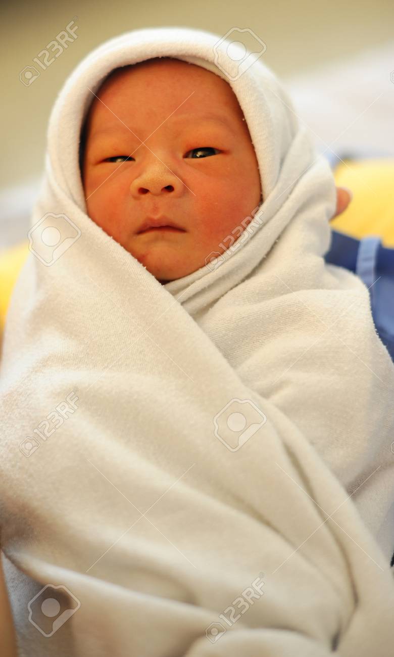 タオル カバー新しい生まれた赤ちゃんの赤ちゃん の写真素材 画像素材 Image