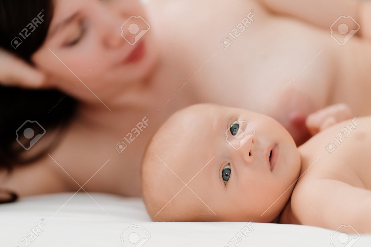 ママのおっぱい授乳　フォト 母乳育児。授乳後、赤ちゃんは母親の隣に横たわりますの写真素材・画像素材 Image 181493006