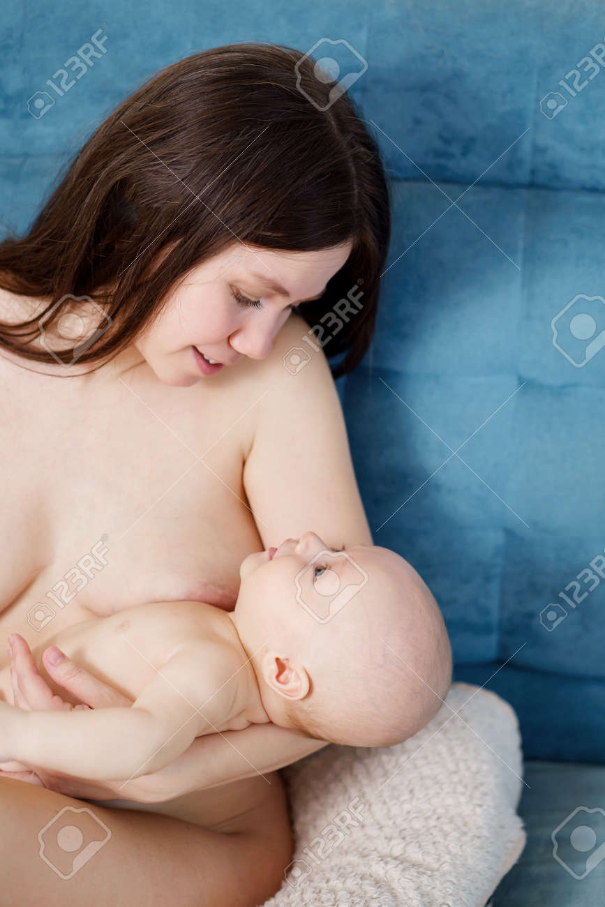ママのおっぱい授乳　フォト 