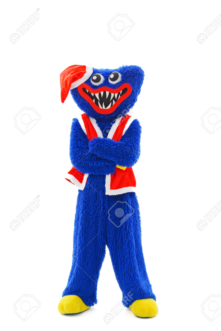 白い背景にハギーワギのクリスマスコスチューム。大きな青いぬいぐるみ。の写真素材・画像素材 Image 194838755