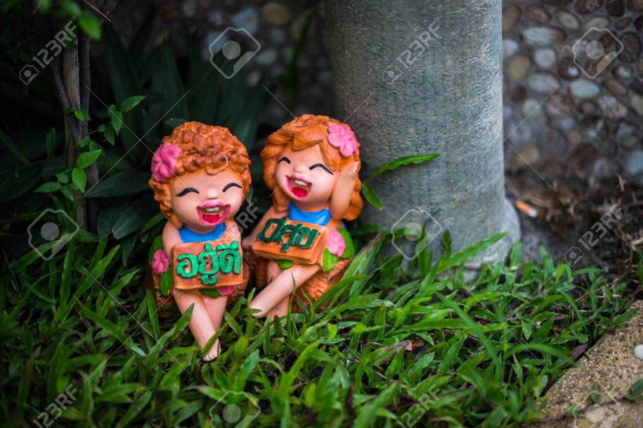 面白い人形彫刻 タイの庭の様式の装飾が施されて の写真素材 画像素材 Image