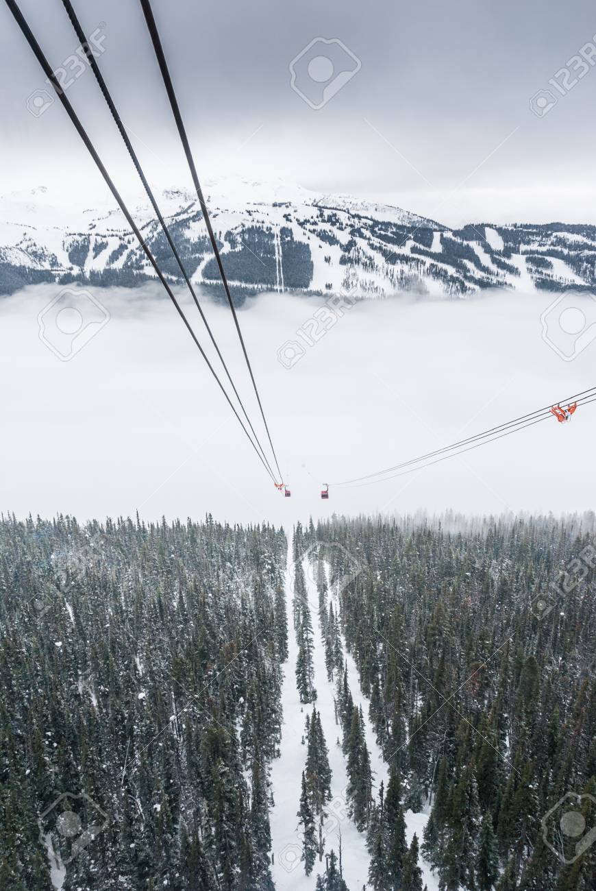 2 雪の中走るケーブル車カバー山スキー リゾート の写真素材 画像素材 Image