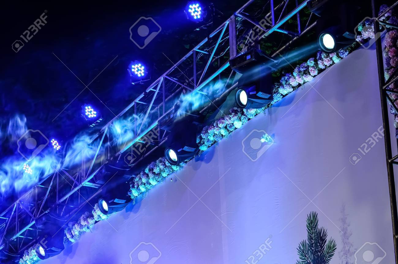 黒の背景上でライブ パフォーマンスのステージ ライトのビーム の写真素材 画像素材 Image