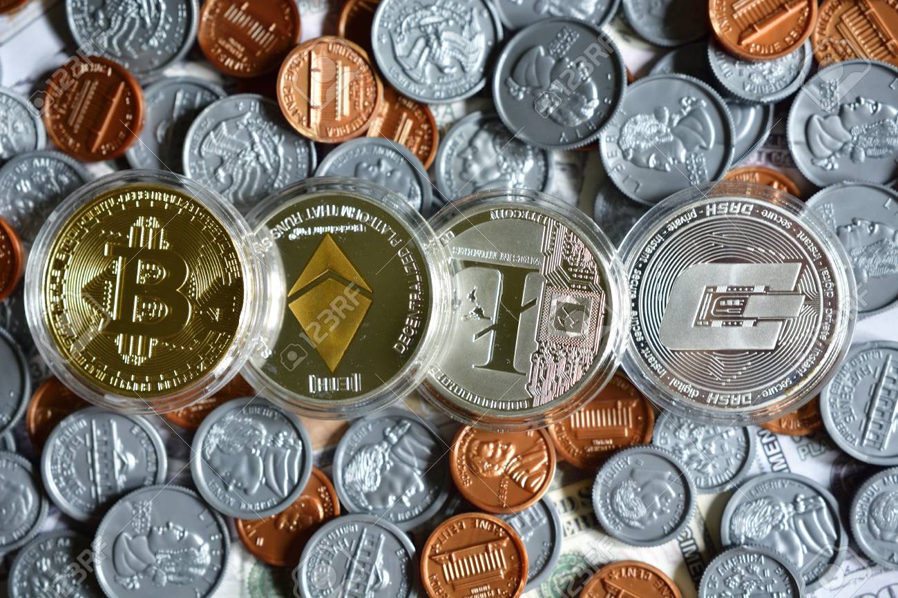 米国の紙幣とコインのビットコインの写真素材・画像素材 Image 97579395