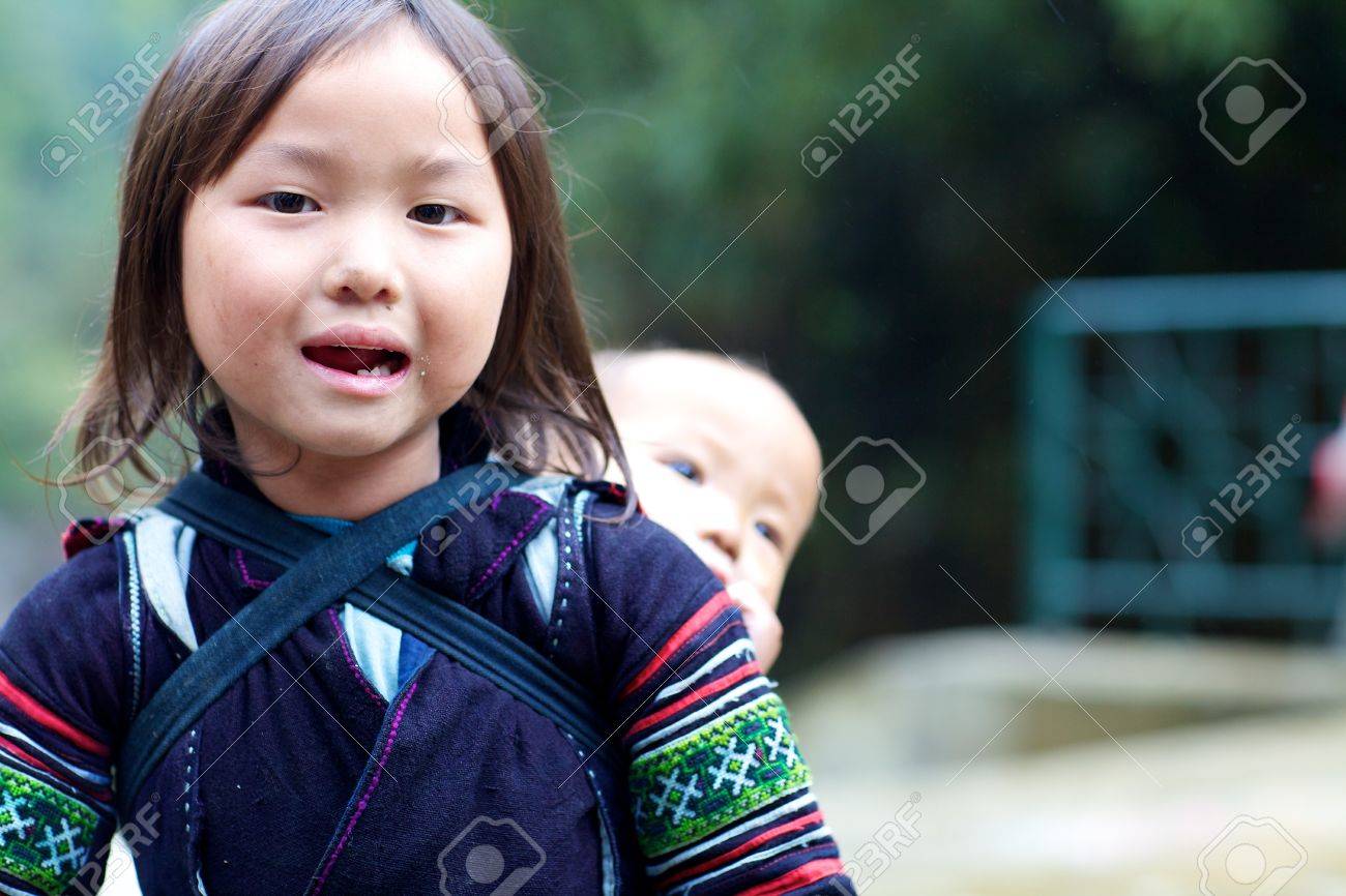 Sapa Vietnam 22 Novembre Unidentified Jeune Fille Du Peuple Hmong Noirs Issus De Minorites Ethniques Porteurs De Bebe A Sapa Vietnam Le 22 Novembre 10 Banque D Images Et Photos Libres De Droits Image