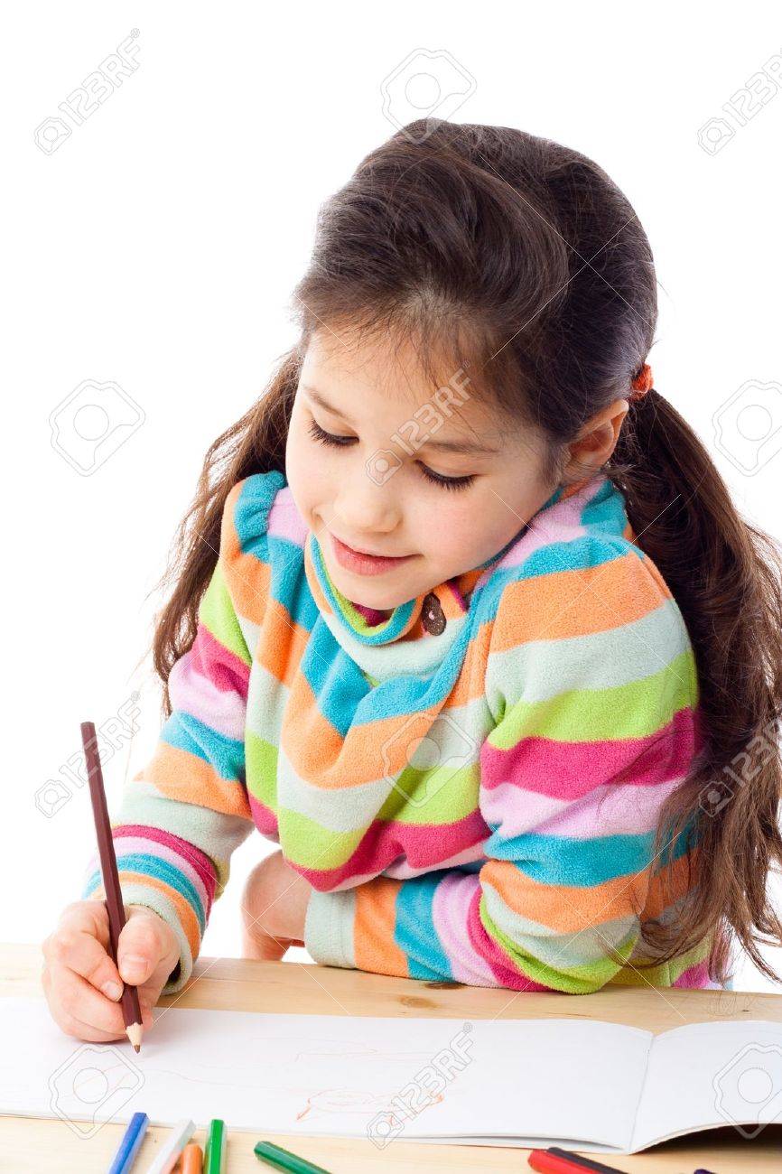 Sourire Petite Fille à La Table à Dessin Du Chat Avec Des Crayons Isolé Sur Blanc