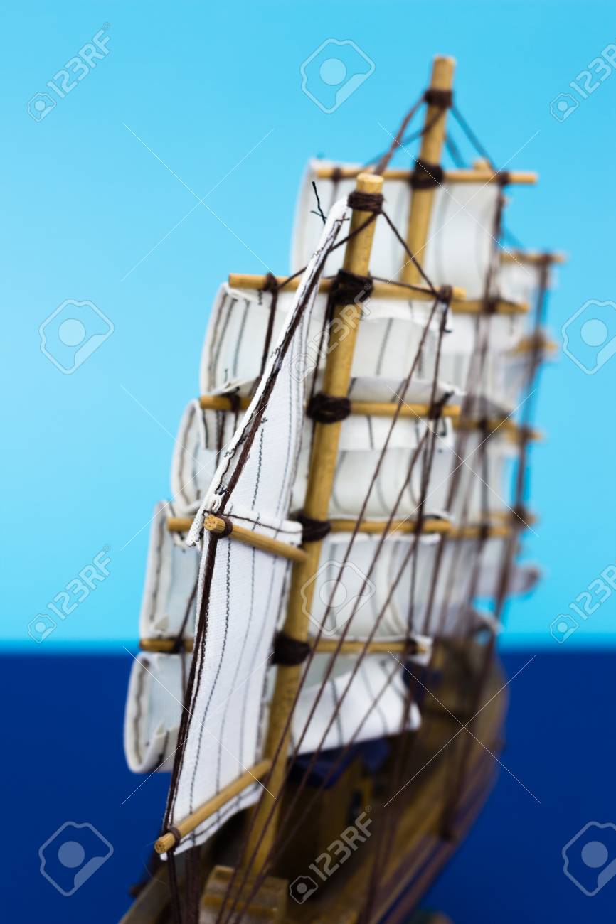 青の背景に木製の手作りの船 の写真素材 画像素材 Image