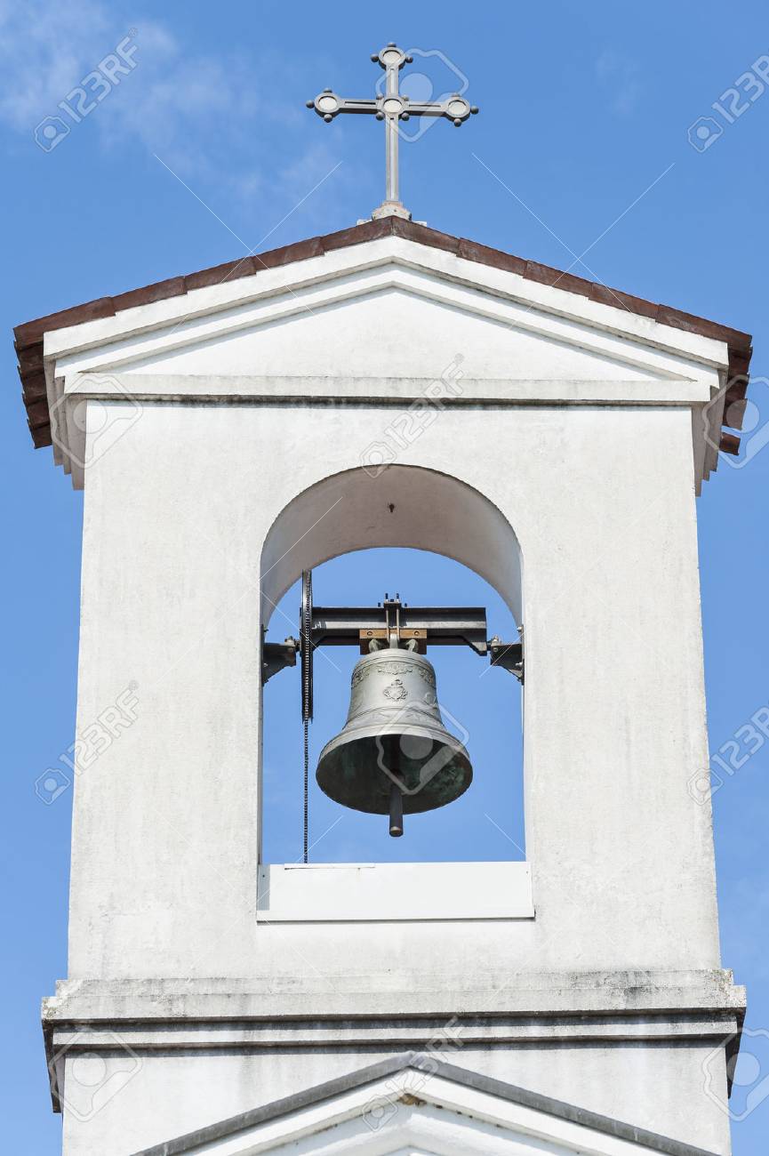 Petit Clocher Avec Une Cloche D Eglise De Campagne I Banque D Images Et Photos Libres De Droits Image Petit Clocher Avec Une Cloche D Eglise De Campagne I Banque D Images Et Photos Libres De Droits Image