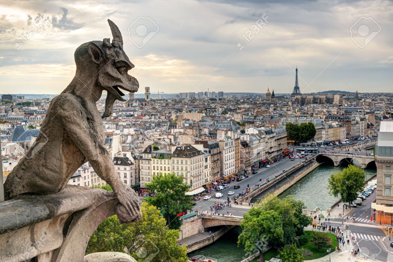 ПОЗДРАВЛЯЮ ВСЕХ ВСЕХ ВСЕХ С ХЭЛЛОУИНОМ !!!!! 26341996-Chimera-gargoyle-of-the-Cathedral-of-Notre-Dame-de-Paris-overlooking-Paris-France-Stock-Photo