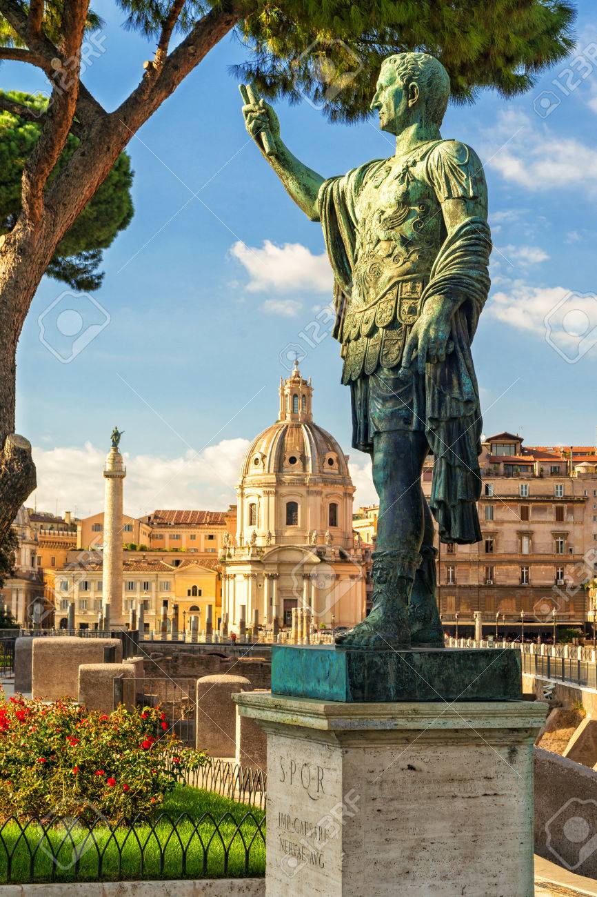 ローマ イタリアでネルウァ帝のブロンズ像 の写真素材 画像素材 Image