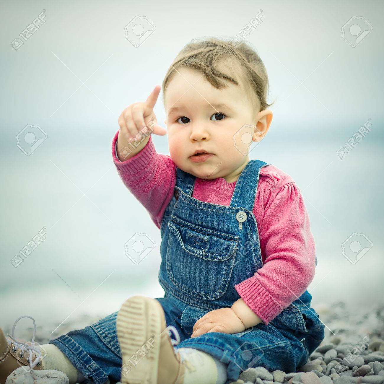 Bebe Mignon Jouant Avec Des Cailloux Sur La Plage Souligne L Enfant D Un An Son Doigt Banque D Images Et Photos Libres De Droits Image