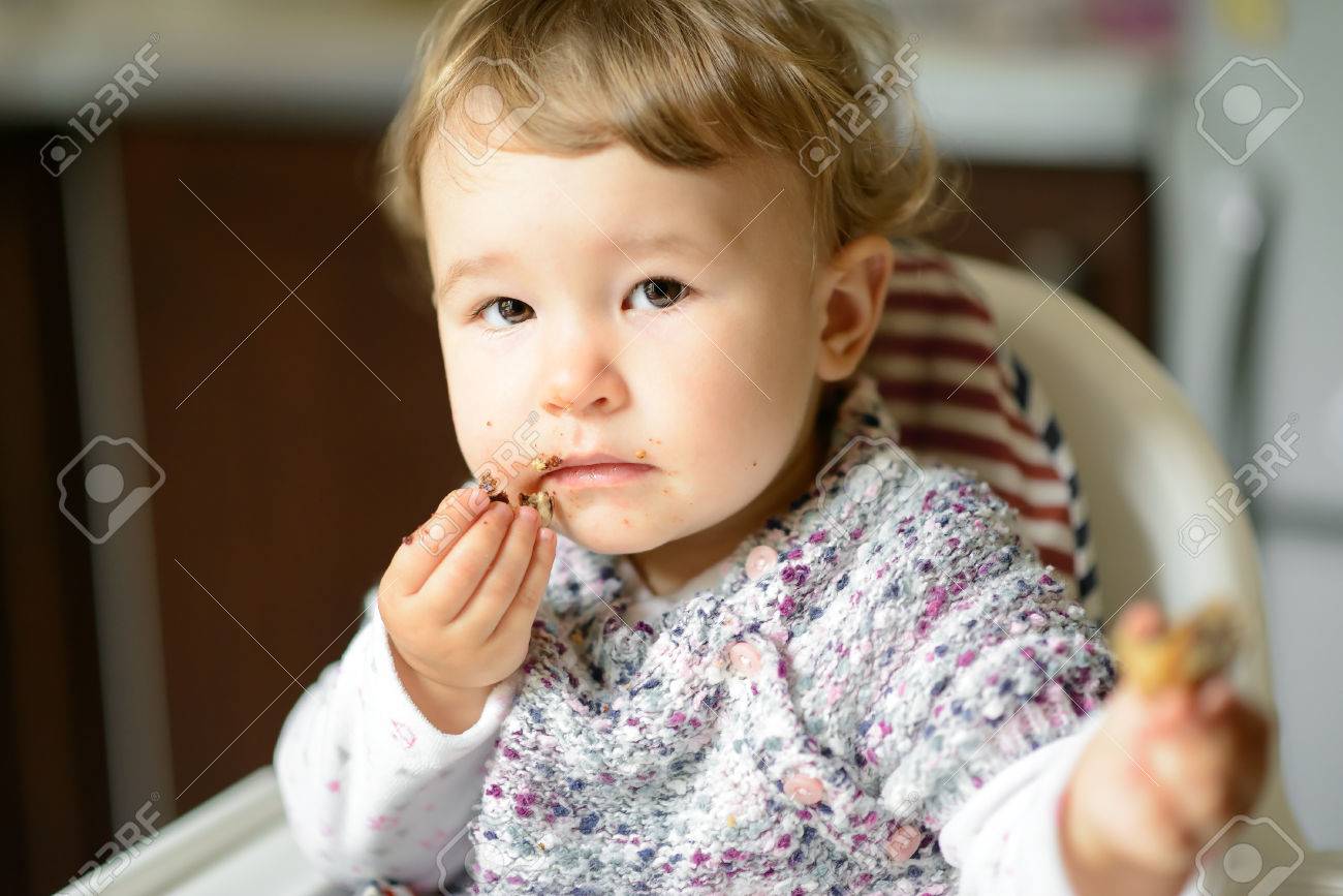 汚い顔で女の赤ちゃんを食べる かなり一年子食べるとカメラを見てします の写真素材 画像素材 Image 汚い顔で女の赤ちゃんを食べる かなり一年子食べるとカメラを見てします の写真素材 画像素材 Image