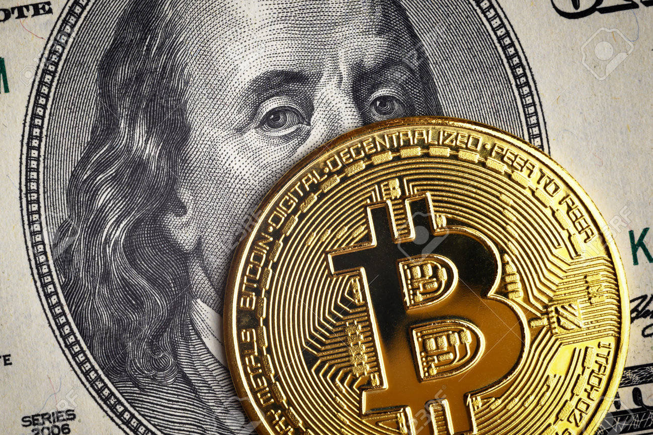 Bitcoin Vs Dólar Estadounidense, Moneda De Oro En Billete De 100 Dólares.  Moneda Criptográfica Digital Bitcoin Y Retrato De Franklin En Una Nota De  Dinero. Concepto De Banco, Pago De Bitcoin, Btc,