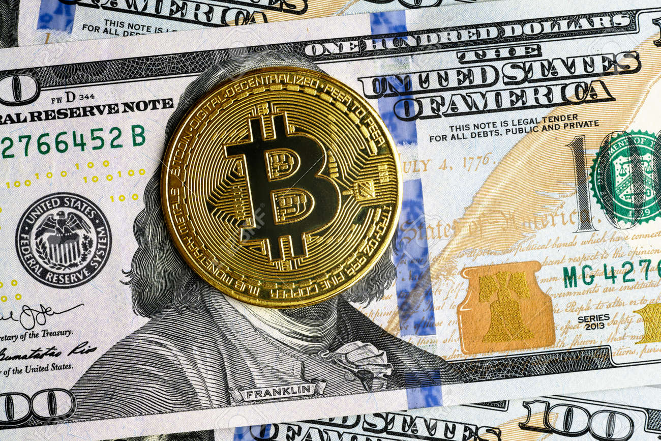 Bitcoin Vs Dólar Estadounidense, Monedas De Oro En Billetes De 100 Dólares.  La Moneda Criptográfica Digital Bitcoin Oculta La Cara De Franklin En Una  Nota De Dinero. Concepto De Pago De Bitcoin,