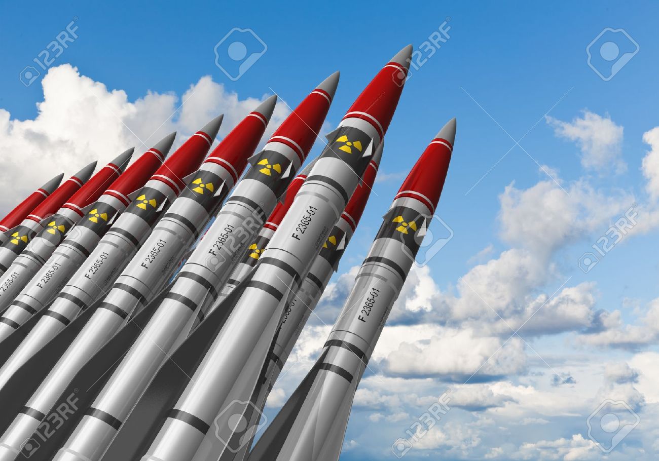 Fila di pesanti missili nucleari contro il cielo blu con nuvole Archivio Fotografico - 11907276