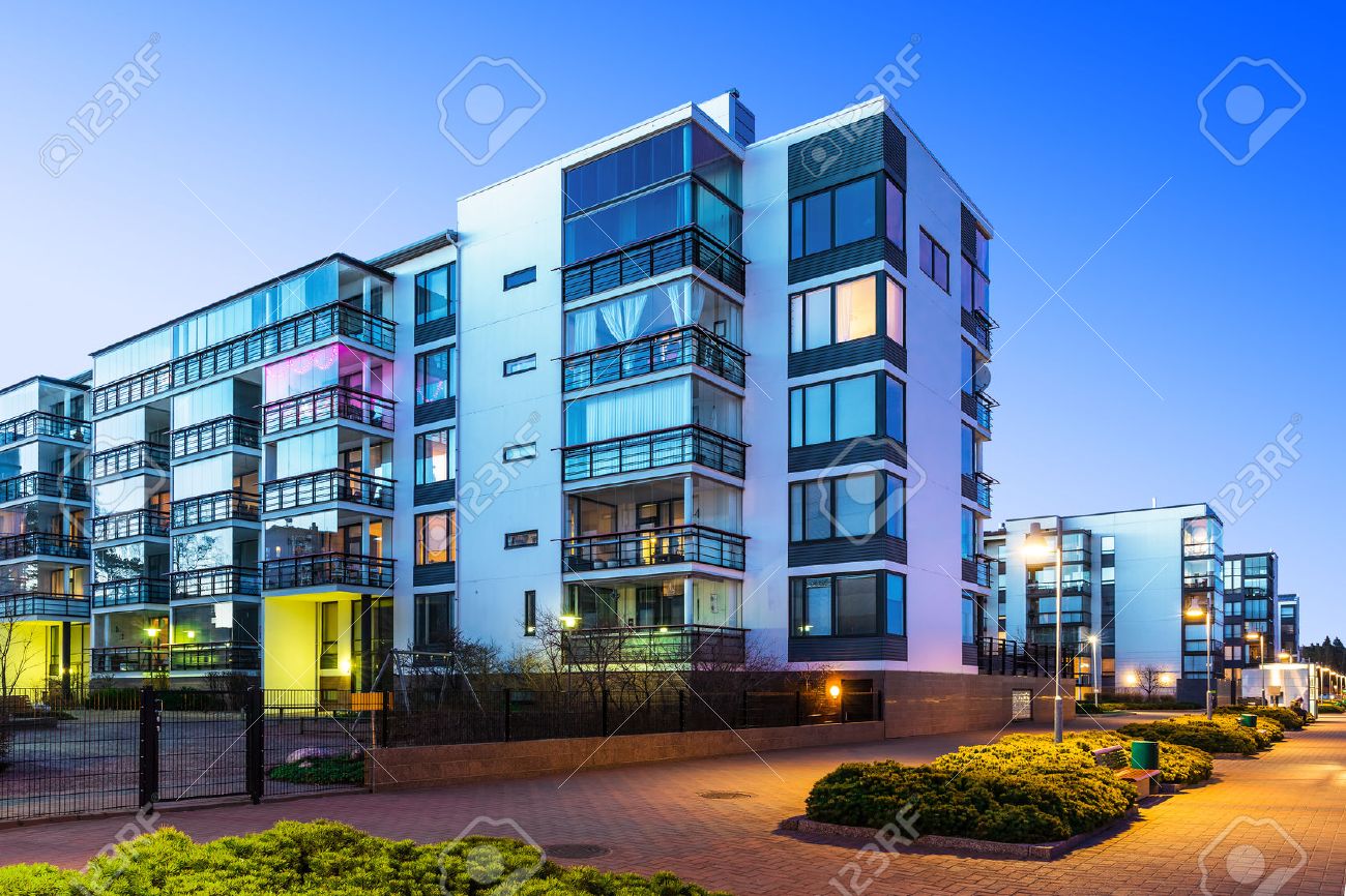Hausbau und stadt baukonzept abend im freien städtischen blick auf moderne immobilien häuser lizenzfreie bilder